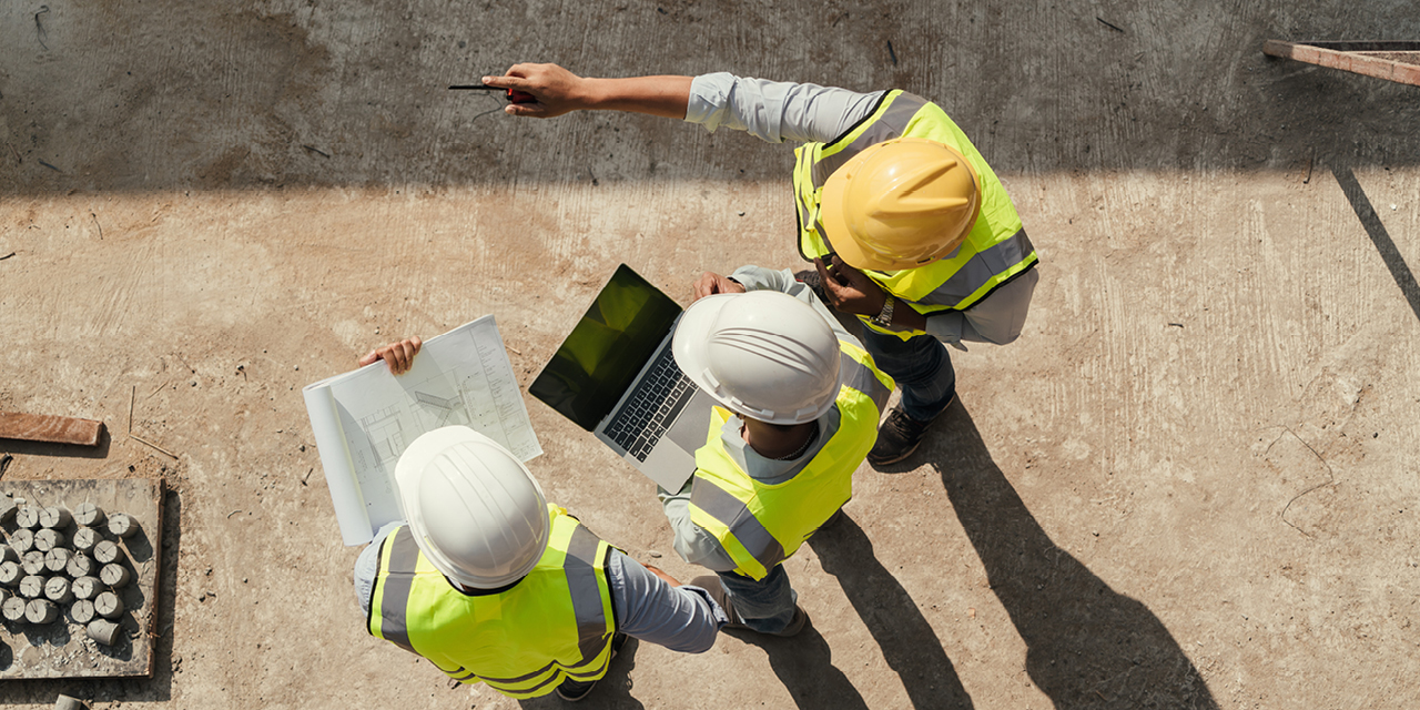 technici bespreken bouwplannen ter voorbereiding van een fiberinstallatie